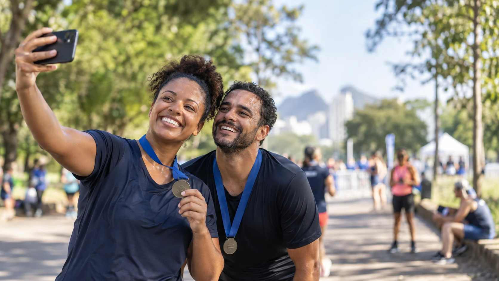 Participantes de uma corrida comemorando e fazendo uma selfie
